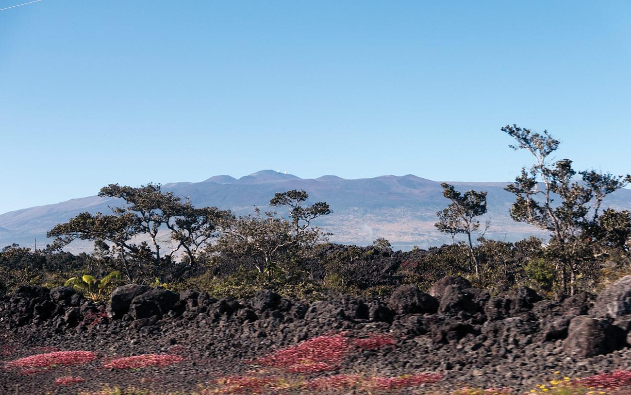 Sterne über Hawaii - Gipfel des Mauna Kea Vulkans von der Saddle Road (in ca. 2.000&thinsp;m H&ouml;he) gesehen.