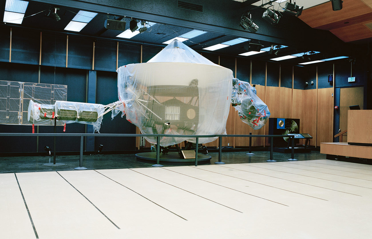Voyager – The Grand Tour - A one-to-one model of the VGR77-Voyager in the Theodore von Kármán Auditorium at the JPL, in a protective covering due to renovation work. It is a non-functioning scale model.