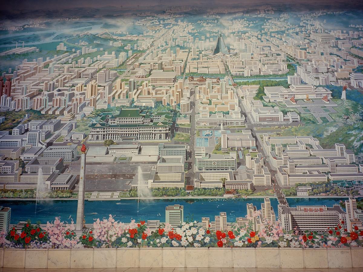 Pyongyangstudies II - Die staatliche Akademie der Architektur Paektusan:  idealisiertes, perspektivisch Vogelschau der Hauptstadt Nordkoreas.